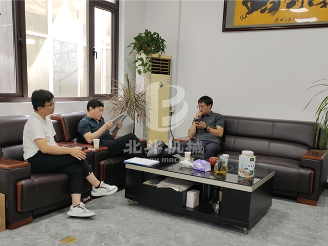 客户到我厂考察糠醛渣91蜜桃精品国产